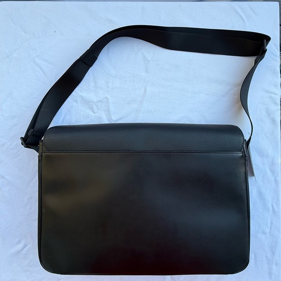 NWT Michael Kors Quilted Interior Leather Messenger Bag with Black Accents - Picture 2 of 15